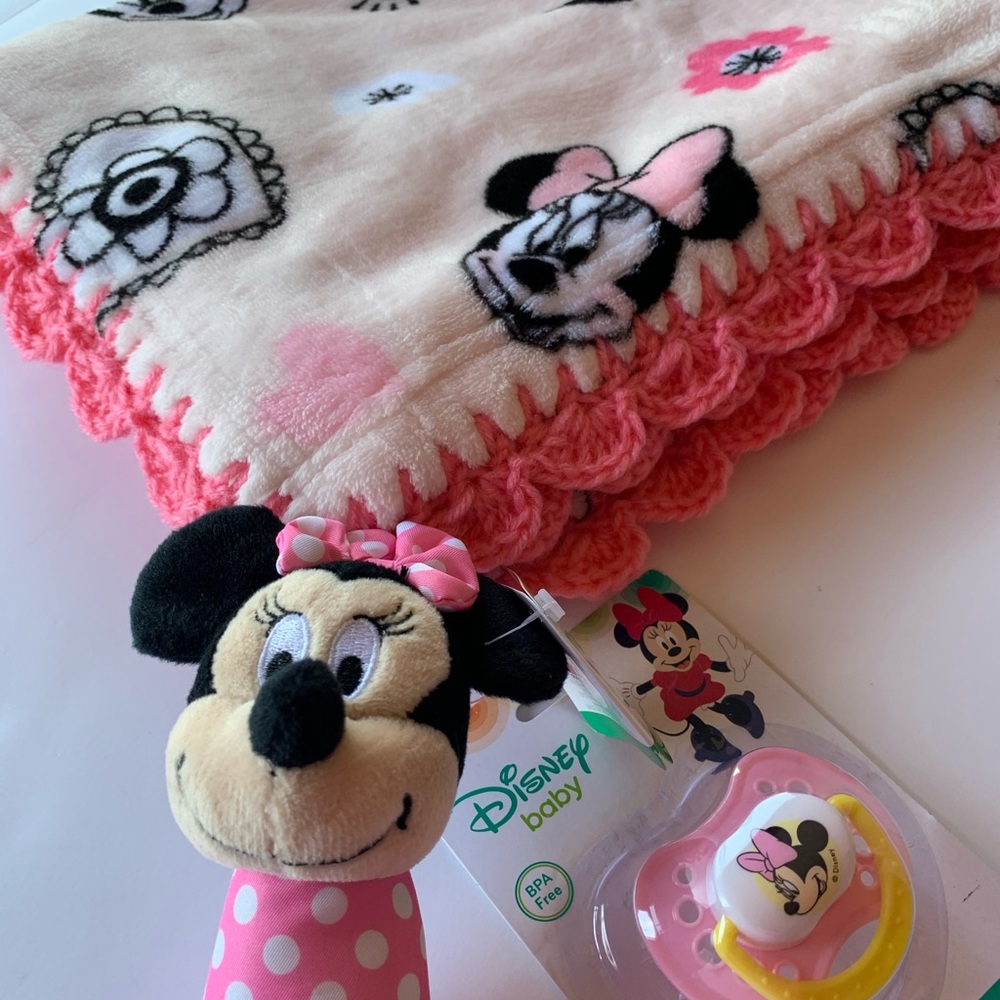 Disney Pink Minnie Mouse Baby Blanket Gift Set - Picture 4 of 7